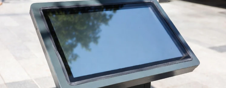Outdoor touchscreen kiosk featuring PCAP flush-mount glass, sealed gasket designs, and a high brightness 2500 nits display optimized for direct sunlight and weather resistance